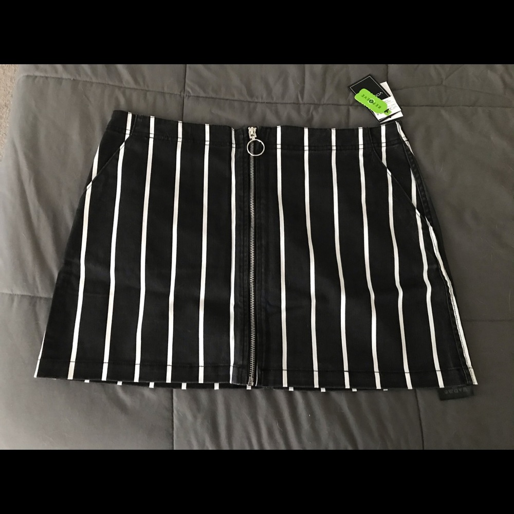 NWT. Volcom Black & white striped skirt XL